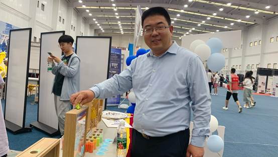 工口实验室
孙怀凤老师倒下许愿瓶(友爱)